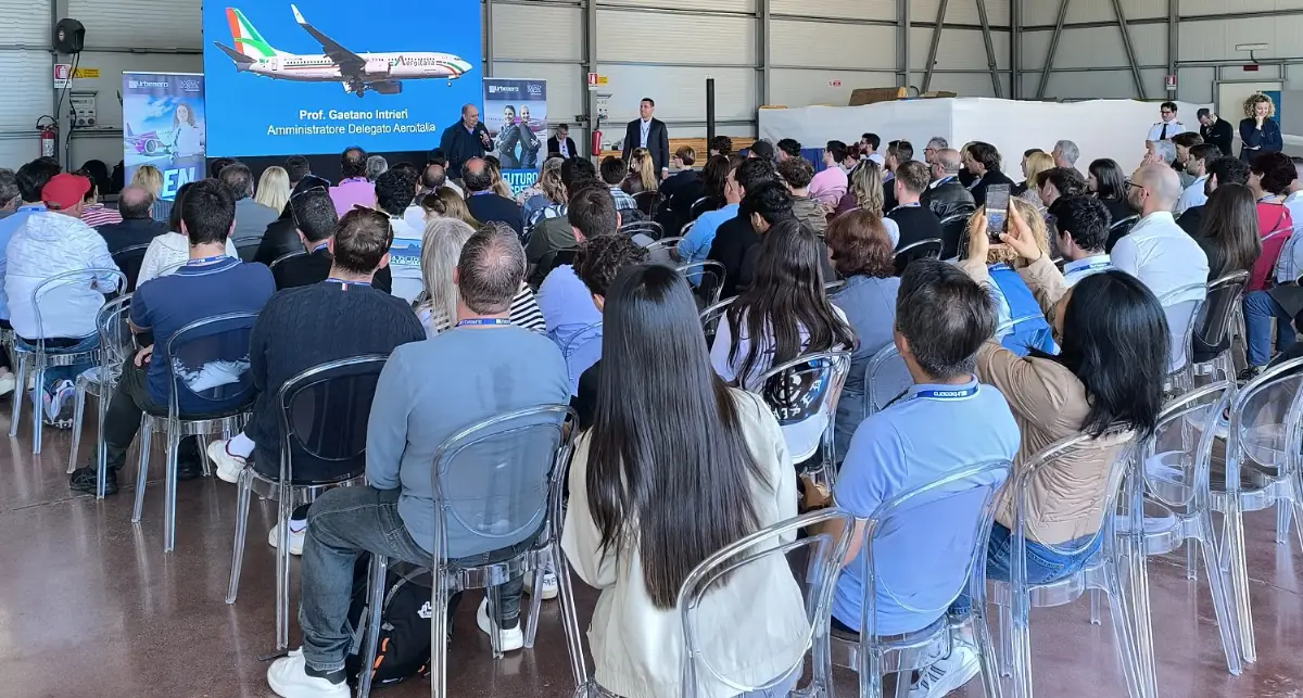 Roma, 10 maggio 2025. Open Day Urbe Aero: Gaetano Intrieri, ad di Aeroitalia, al microfono e vicino Lorenzo Mezzadri accountable manager della scuola