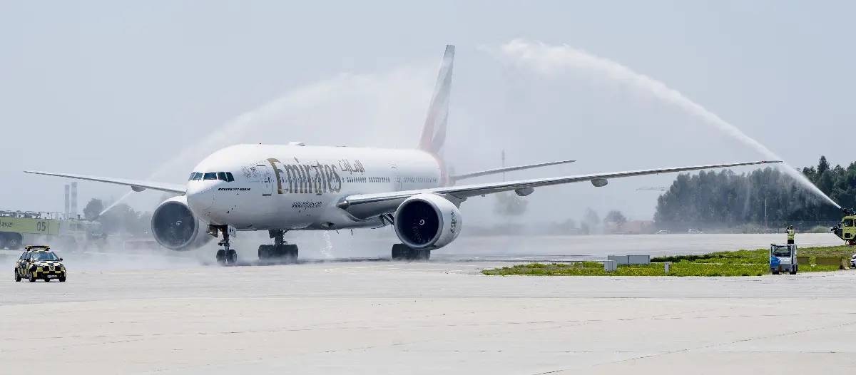 Aereo B-777/200LR di Emirates accolto allo scalo di Porto, proveniente da Dubai, con il tradizionale saluto con i cannoni ad acqua