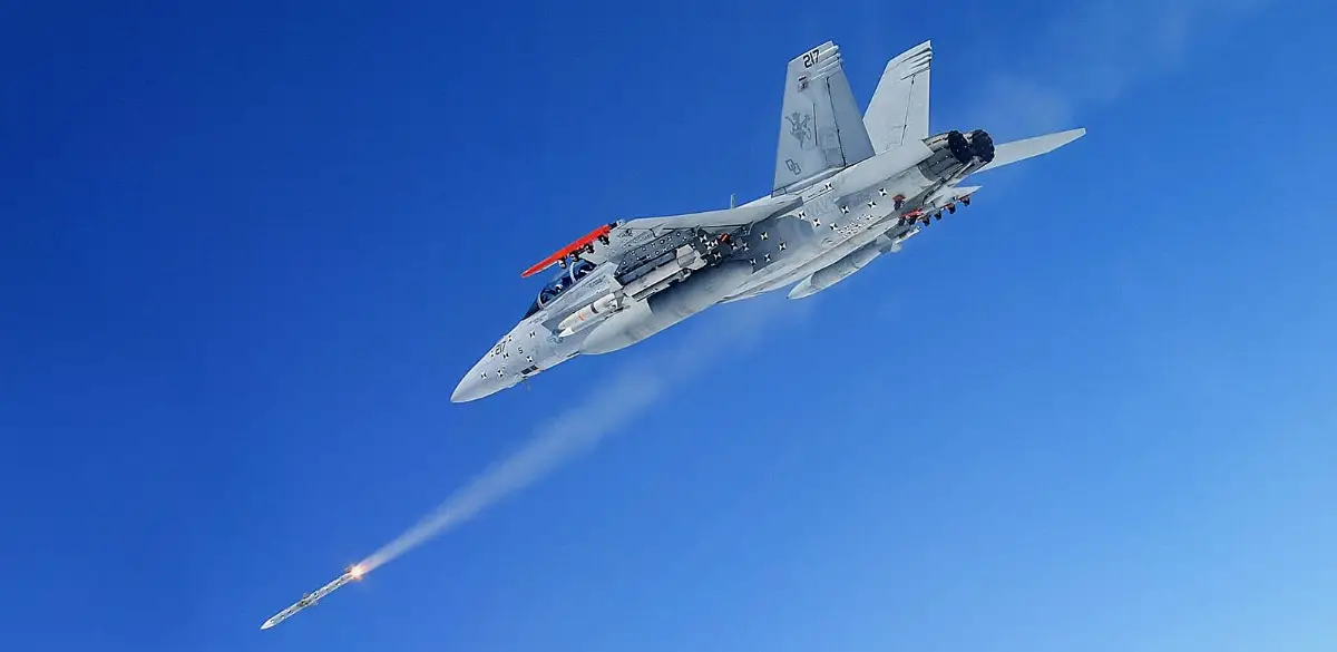 Un aereo caccia F/A-18F Super Hornet sgancia un missile AIM-120D-3 Amraam durante un volo di prova (foto d'archivio)