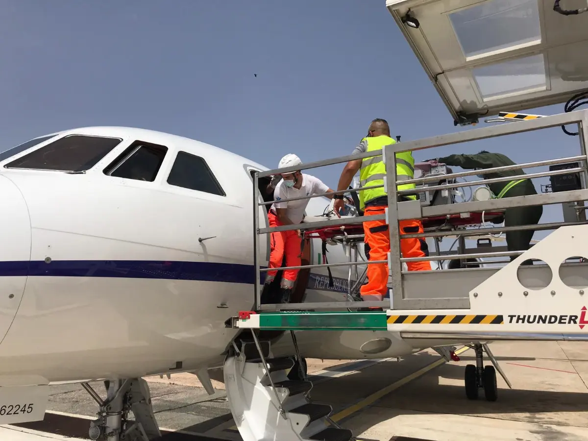 AMI: trasporto sanitario urgente per una neonata di venti giorni protetta da una culla termica da Cagliari a Roma a bordo di un Falcon 900 del 31esimo Stormo il 19 giugno 2020