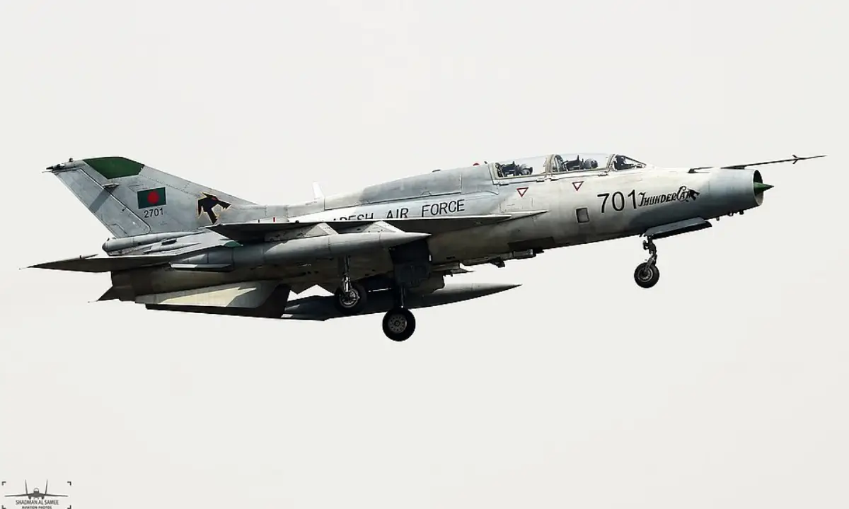 L'aereo Chengdu FT-7BGI numero di registrazione 2701 della Baf (Bangladesh Air Foirce), precipitato su di un campus studentesco di Dacca il 21 luglio del 2025