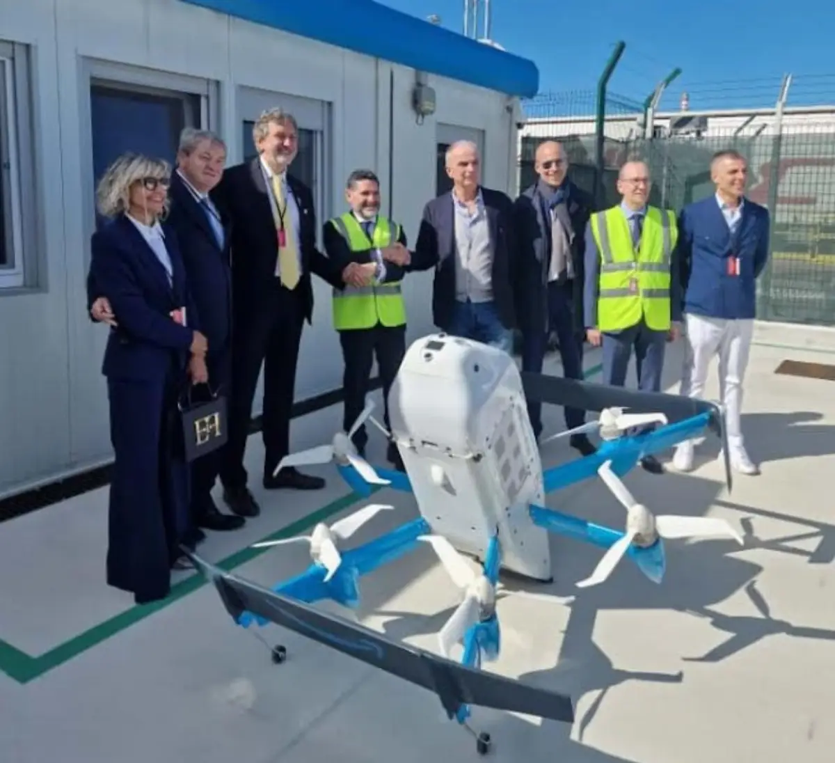 San Salvo (Chieti), 10 ottobre 2025. Enac, nuove frontiere per la consegna merci in Italia: incontro Ente, Amazon Prime Air, Regione Abruzzo e Regione Marche per fare il punto sul progetto; presenti vertici Ente Di Palma presidente e D'Orsogna dg, oltre ai governatori Marsilio (Abruzzo) e Roberti (Molise)