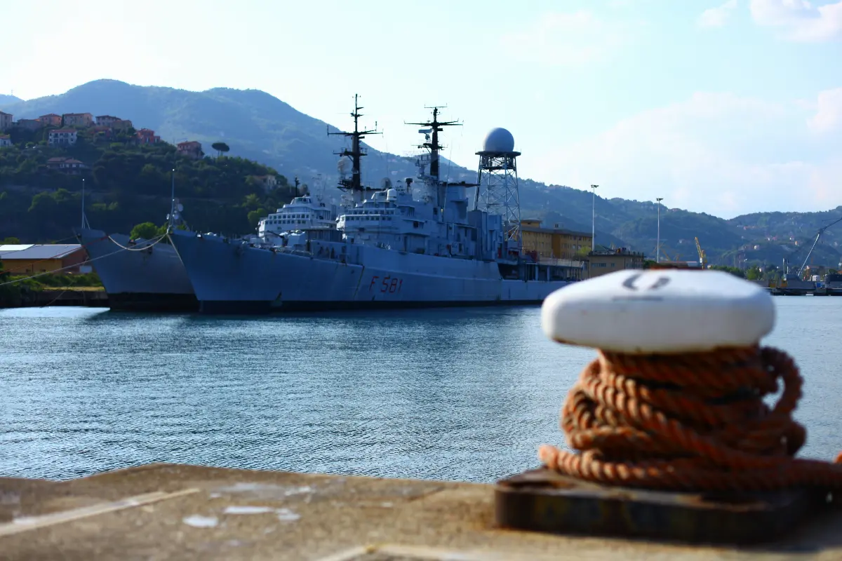 La fregata Carabiniere ormeggiata insieme ad un'altra fregata della classe Alpino