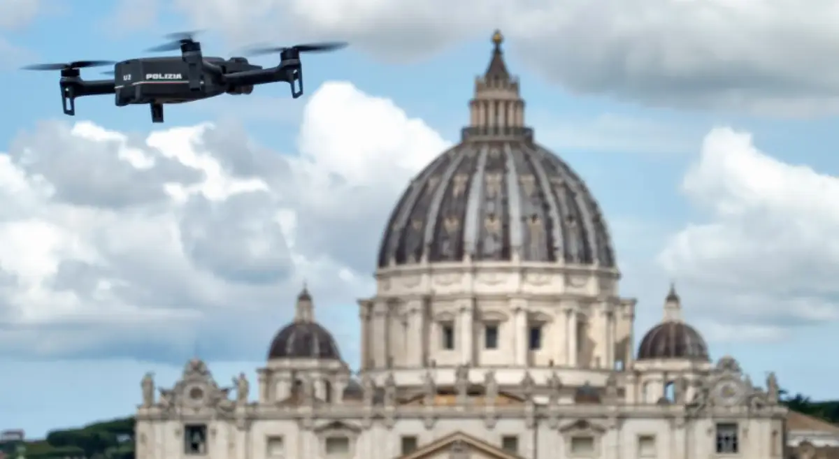 Drone della Polizia di Stato in sorvolo silenzioso durante la messa di intronizzazione di Papa Leone XIV avvenuta domenica 18 maggio 2025 a Piazza San Pietro