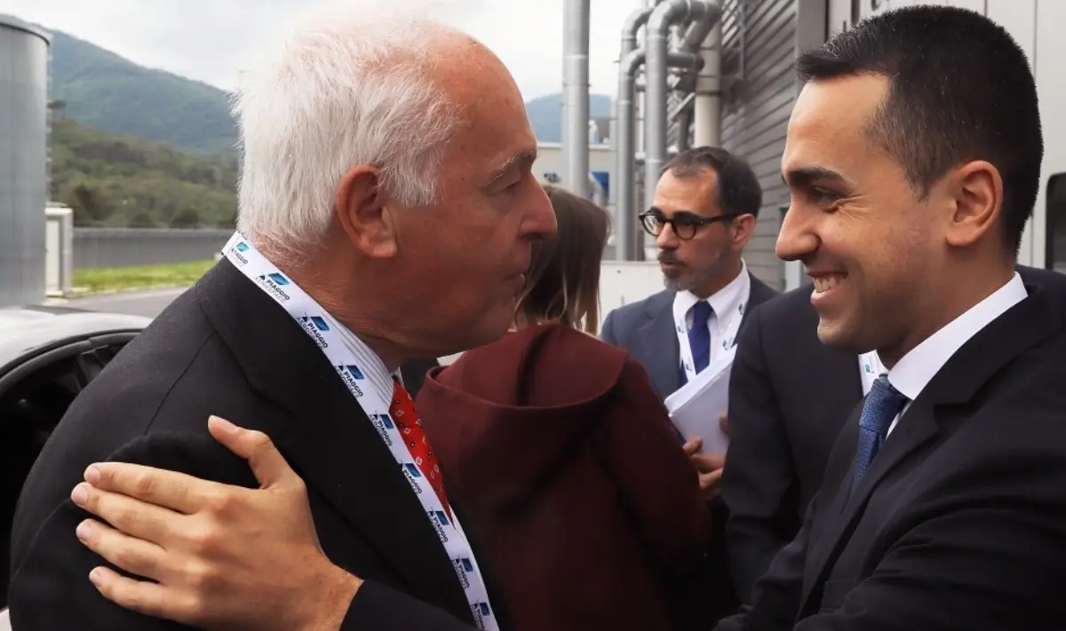 Il commissario straordinario di Piaggio Aerospace Vincenzo Nicastro ed il ministro dello Sviluppo economico Luigi Di Maio presso lo stabilimento produttivo di Villanova d’Albenga