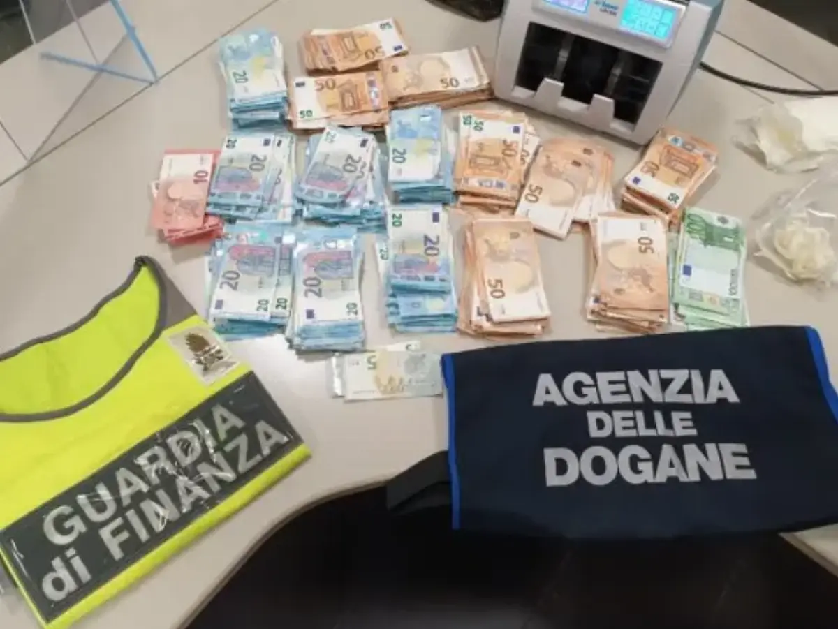 Valuta non dichiarata sequestrata dai funzionari della GdF e dell'Agenzia dogane e monopoli