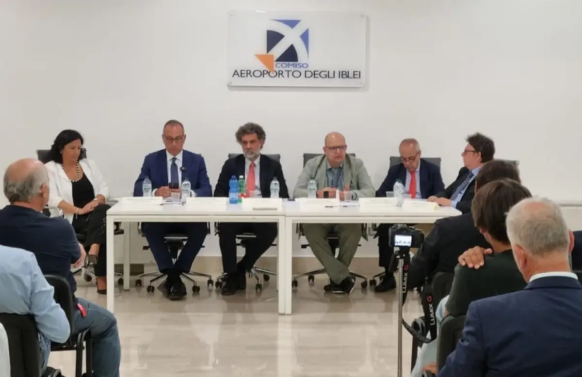 Comiso, 10 settembre 2025. Conferenza stampa di Aeroitalia: Gaetano Intrieri, ad Aeroitalia, Alessandro Aricò, assessore Infrastrutture e mobilità Regione siciliana, Fabio Nicolai, vicedirettore generale Enac, Giovanna Candura, presidente di Sac (Società di gestione aeroporti di Catania e Comiso), Nico Torrisi, ad Sac, Sandro Gambuzza, membro del cda di Sac, Maria Rita Schembari, sindaco di Comiso
