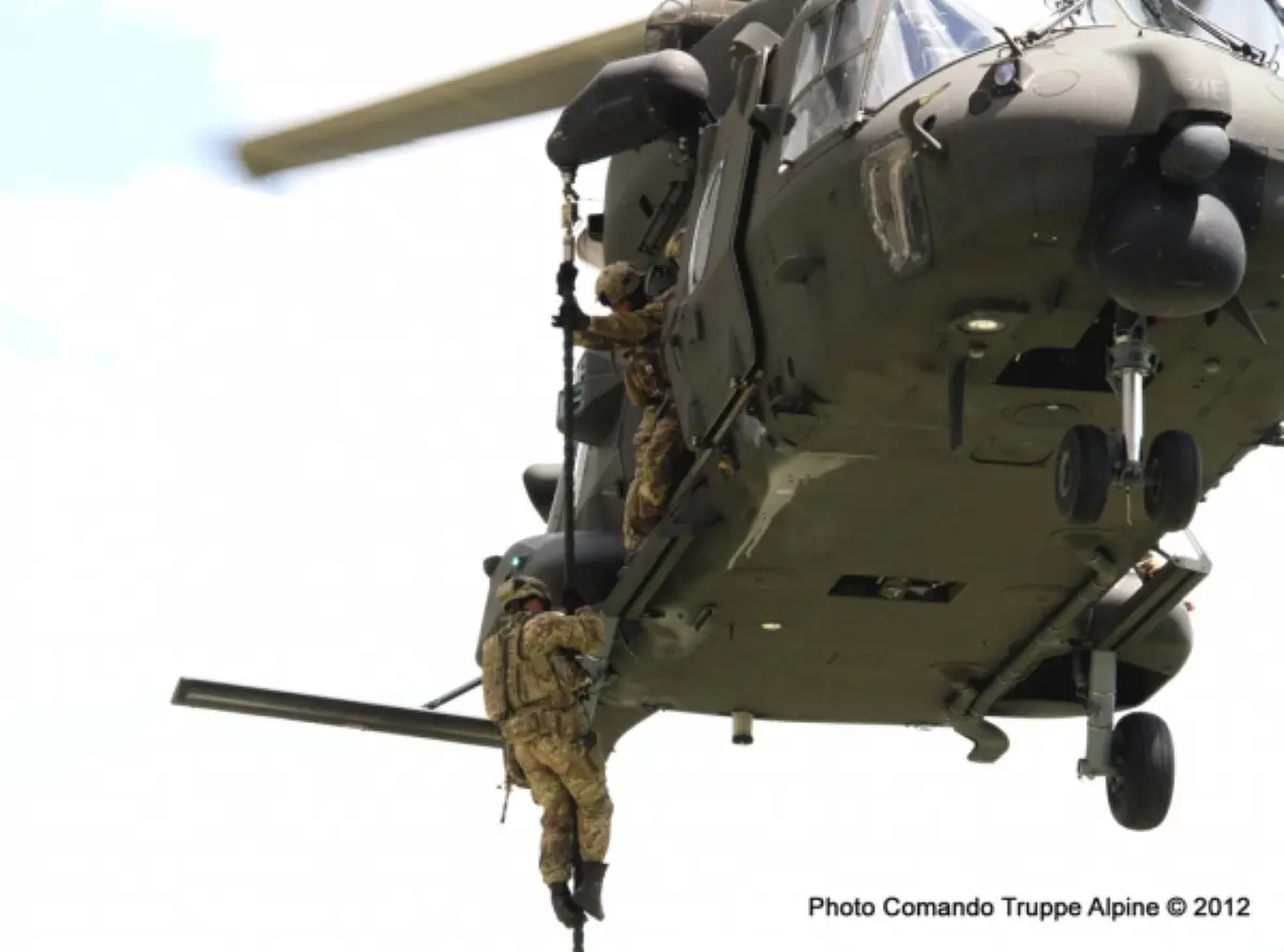 Elicottero militare durante un'esercitazione