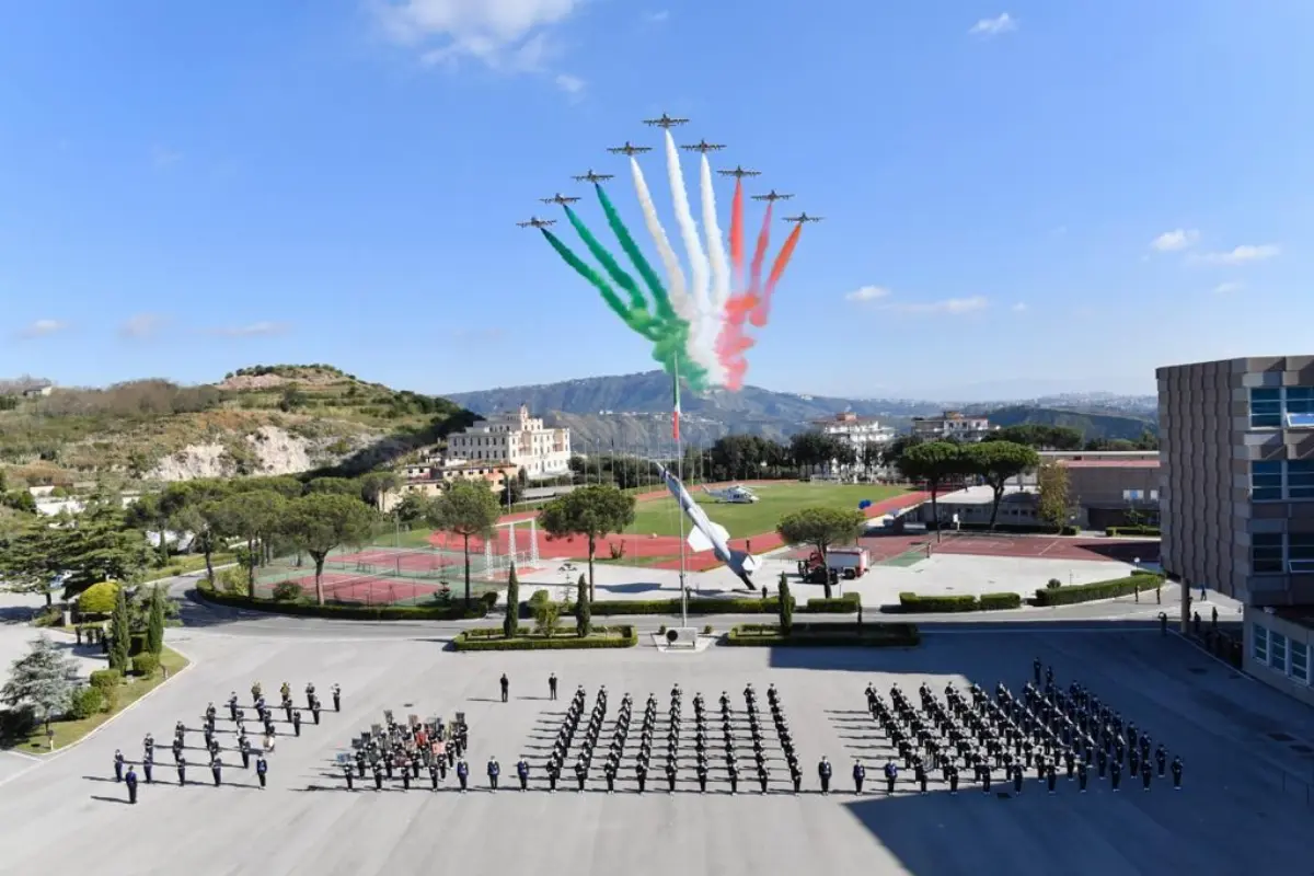 Accademia Aeronautica, giuramento fedeltà Patria per il corso Aquila VI a Pozzuoli (Napoli) svoltosi il 22 ottobre 2020; passaggio aerei "Frecce Tricolori"