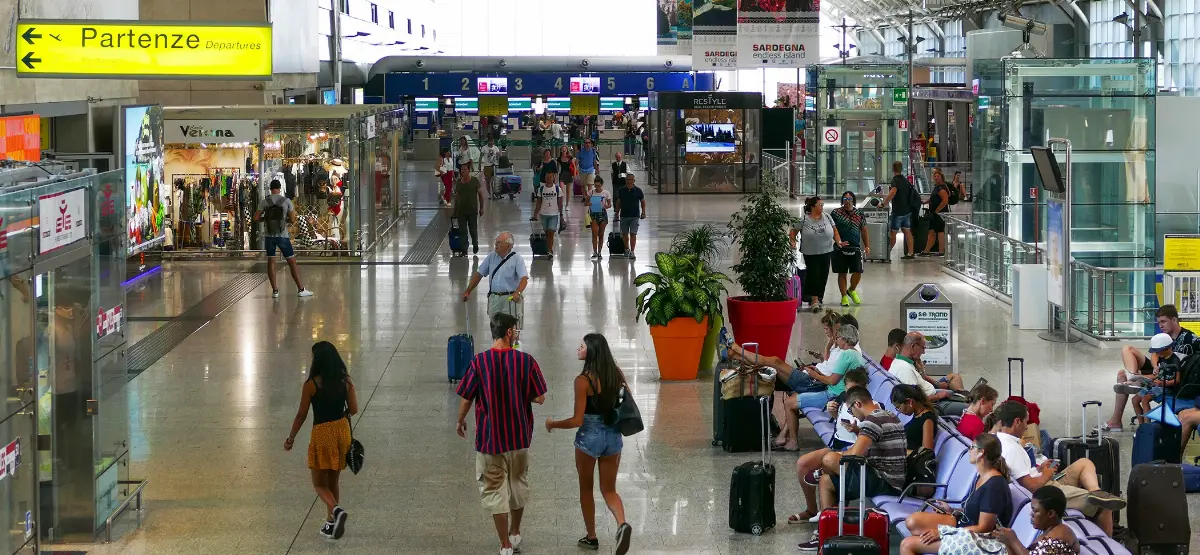 Passeggeri all'aeroporto "Mario Mameli" di Cagliari-Elmas
