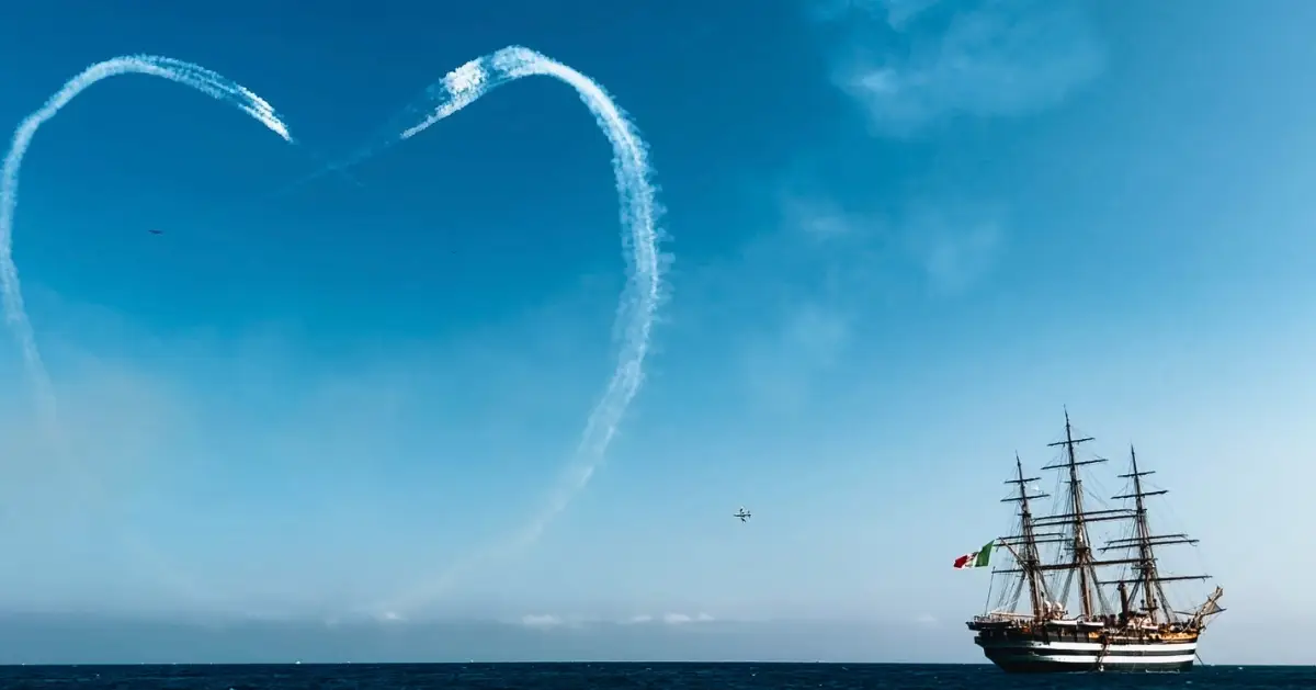 Il cuore disegnato nel cielo del porto di Genova dagli aerei MB-339 della Pan "Frecce Tricolori" in occasione della partenza della nave-scuola "Amerigo Vespucci" avvenuta il primo luglio 2023
