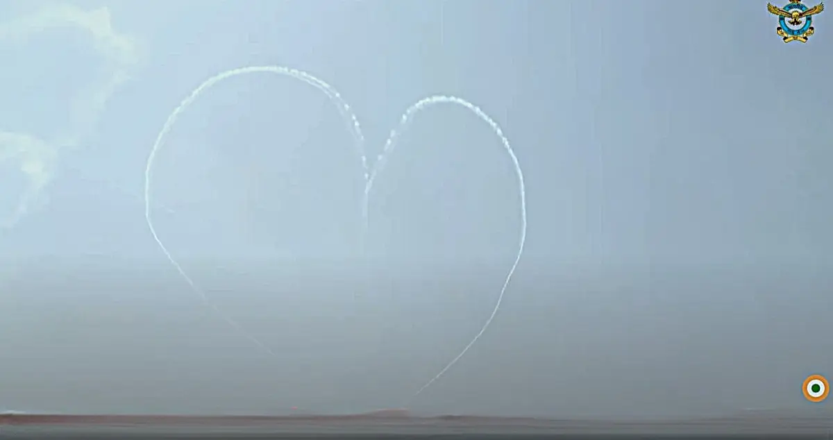 After the final pass over Chandigarh with the LCA Tejas in a clear passing of the baton, a heart was drawn in the sky. On the ground, the last MiG-21 "Bison" fighters paraded, saluted by water cannons