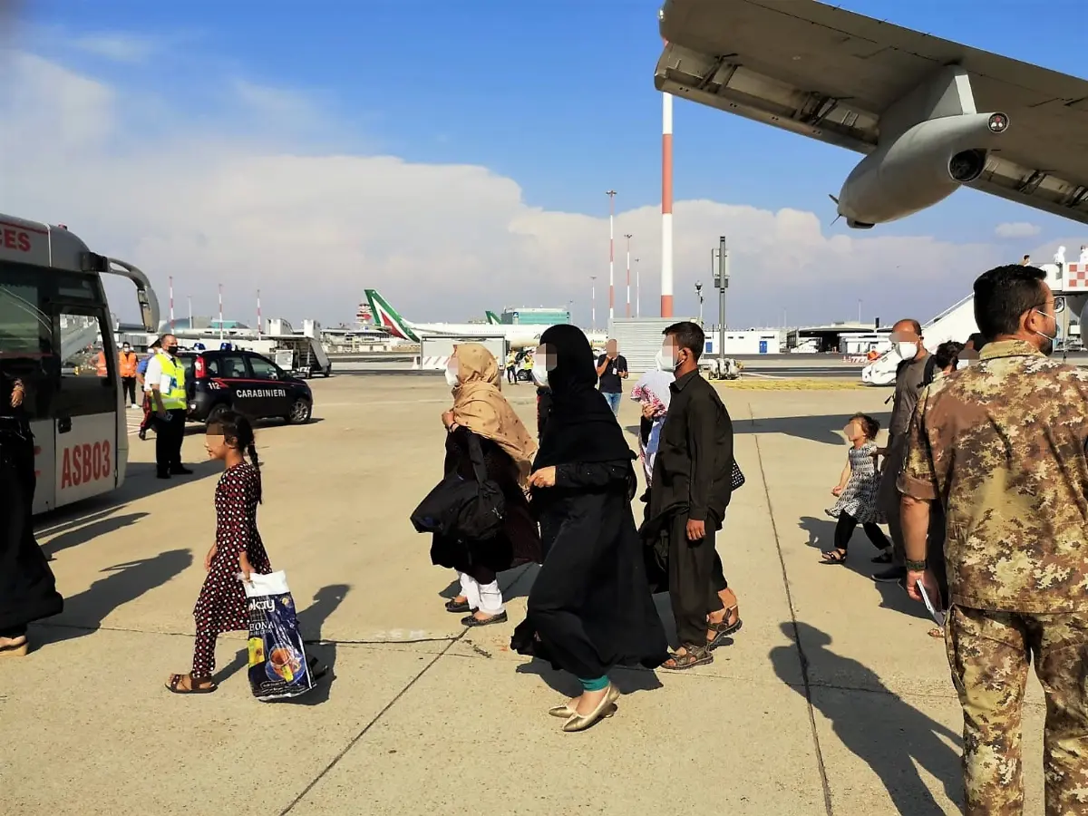 Civili afghani sbarcati a Roma da un aereo KC-767 dell'Aeronautica militare italiana grazie al ponte aereo Roma-Kabul predisposto dal nostro ministero della Difesa