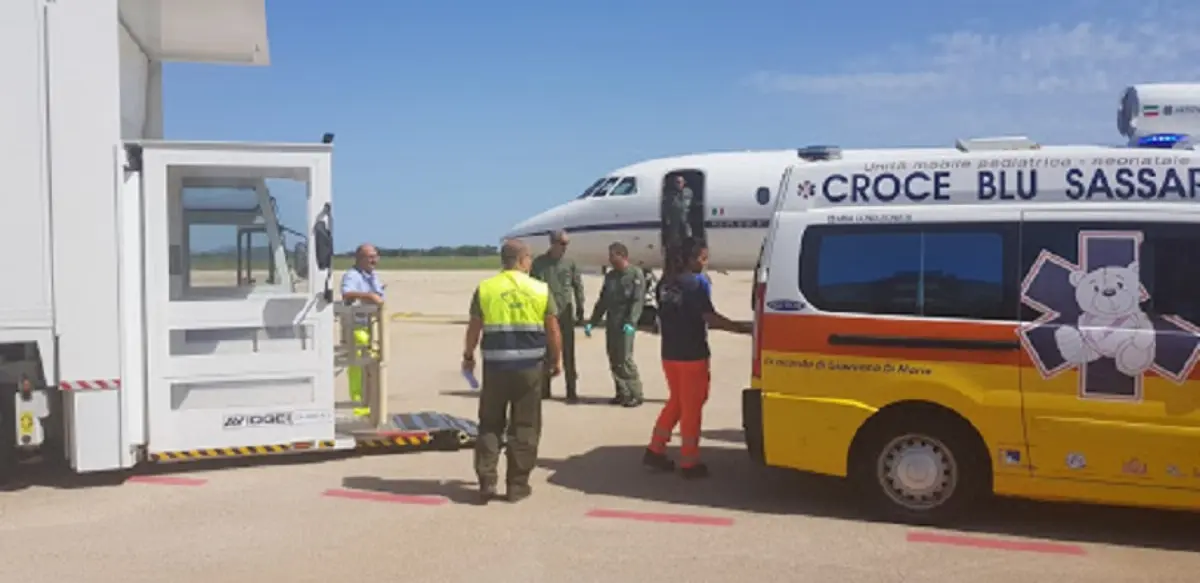 Aereo Falcon 900 AMI impiegato per un trasporto urgente insieme ad ambulanza
