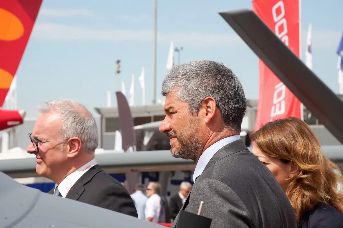 Il direttore generale Enac Alessio Quaranta e il presidente Enac Nicola Zaccheo, in visita allo stand di Leonardo presso la fiera Le Bourget di Parigi il 18 giugno 2019