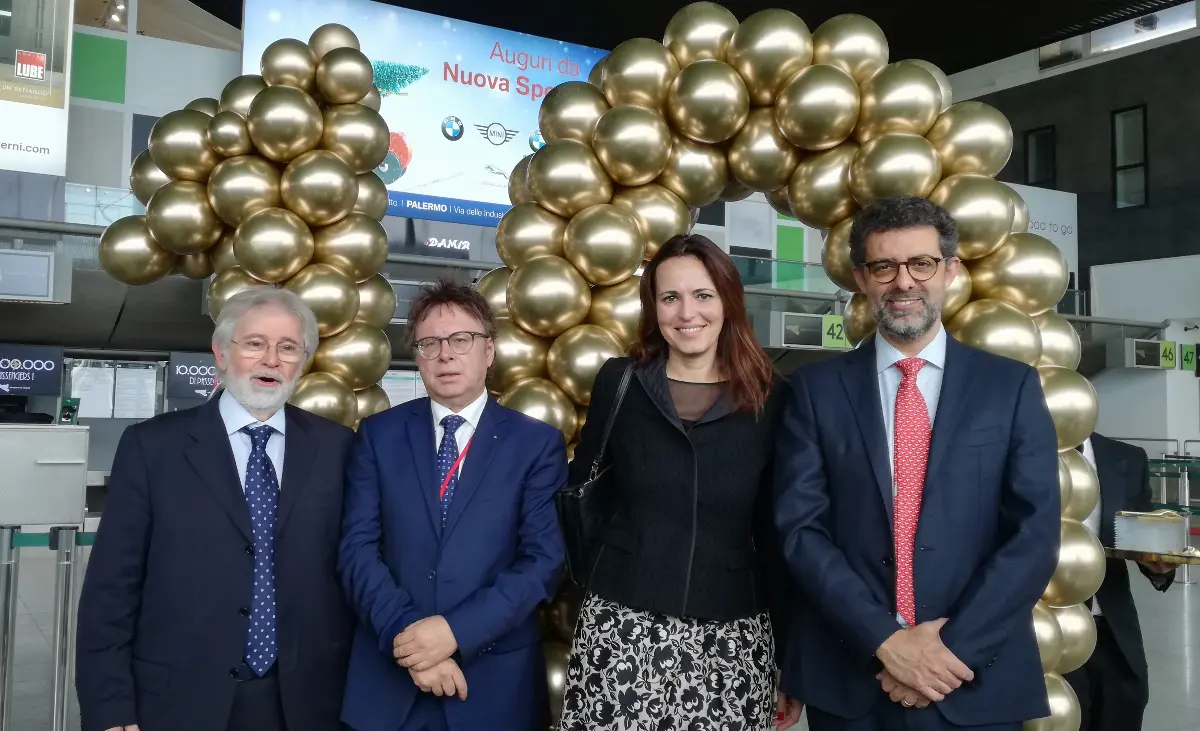 Da sinistra: Pietro Agen, presidente Camera commercio sud-est Sicilia, Sandro Gambuzza (presidente Sac), Maria Elena Scuderi (consigliere Sac) e Nico Torrisi (ad Sac) per i dieci milioni di passeggeri raggiunti il 23 dicembre 2019 all'aeroporto di Catania-Fontanarossa