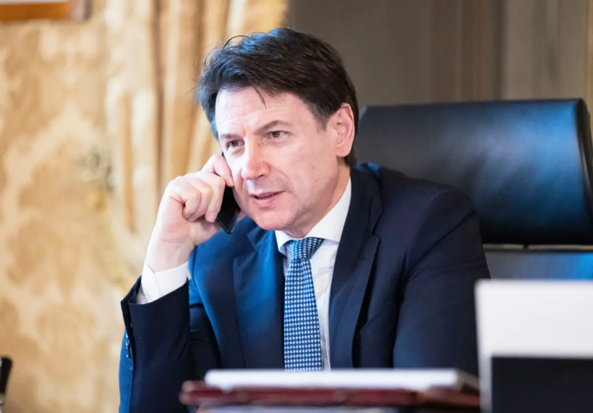 Il presidente del Consiglio dei ministri Giuseppe Conte durante un colloquio telefonico