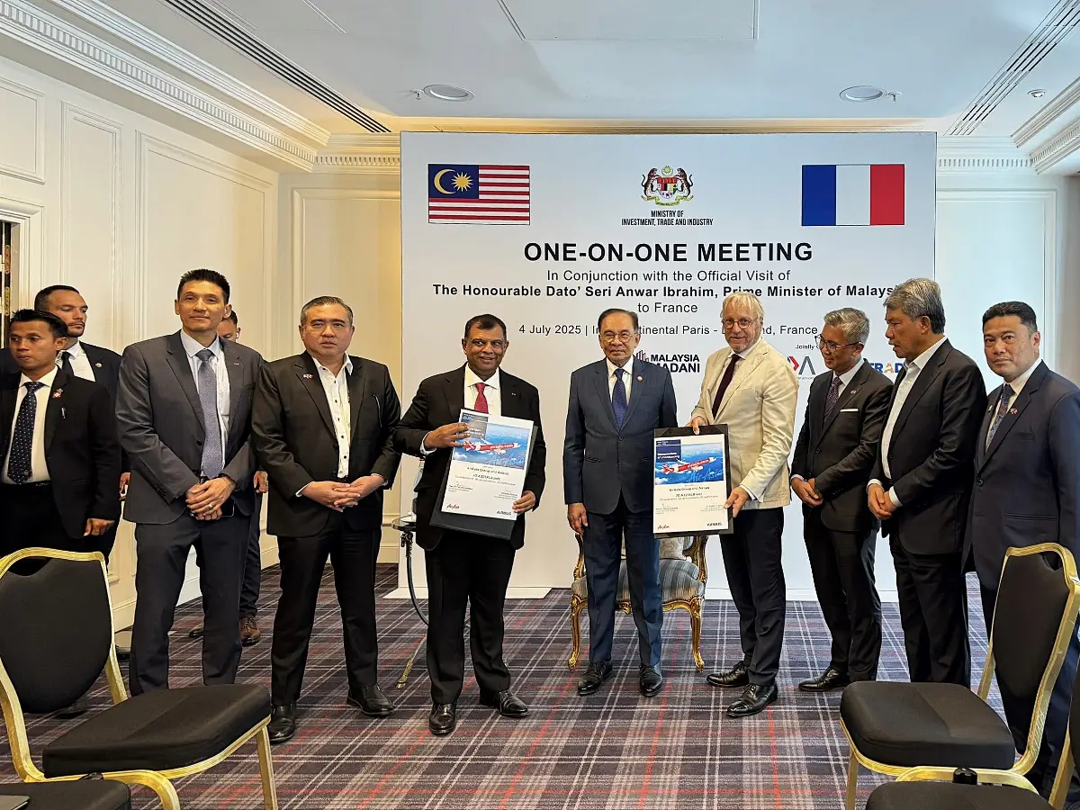 Parigi, alla presenza del primo ministro malese YAB Dato' Seri Anwar Ibrahim, Tony Fernandes, ceo di Capital A e Christian Scherer, ceo di Airbus Commercial Aircraft, hanno siglato Mou per 50 aerei A-321XLR più opzione per ulteriori 20 unità