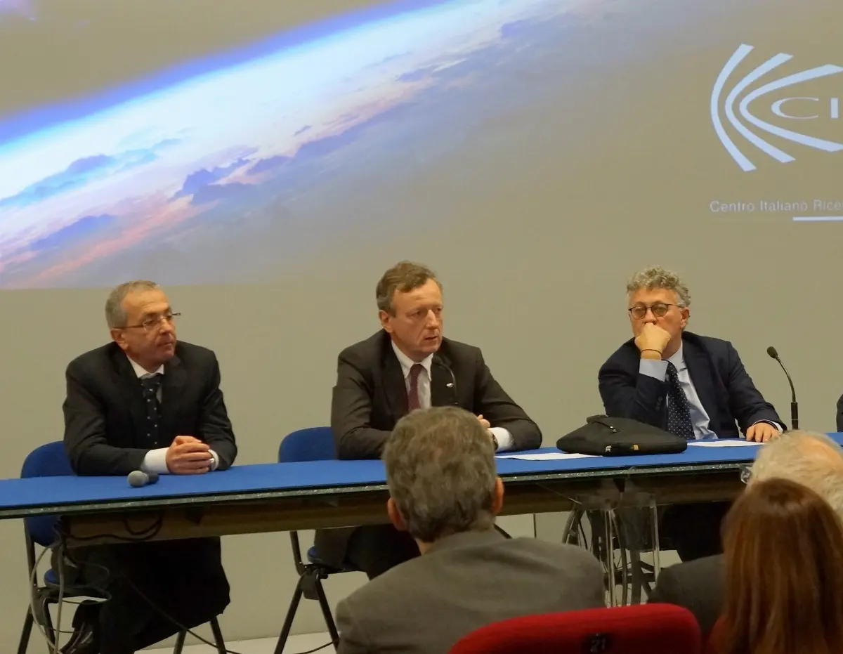 Da sinistra: Pirrelli (dg Cira), Battiston (presidente Asi) ed Annunziato (presidente Cira)