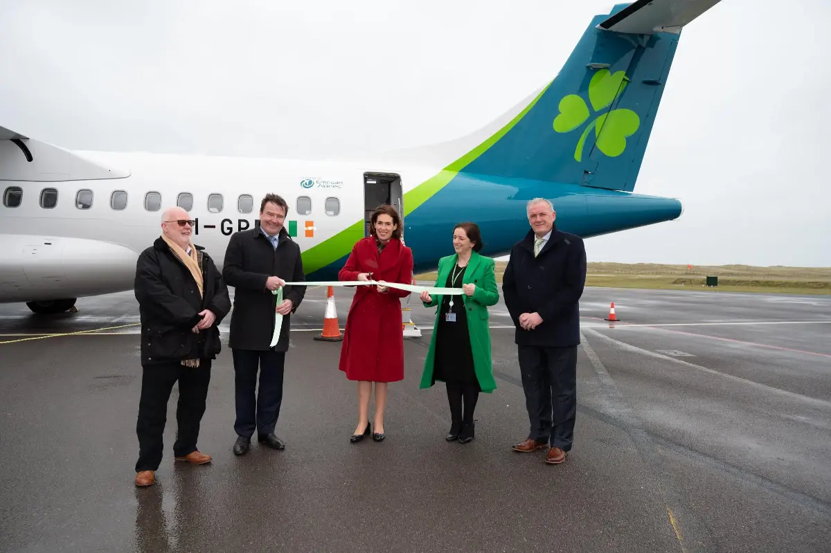 Il ministro dei trasporti irlandese Hildegarde Naughton inaugura un volo di Emerald Airlines