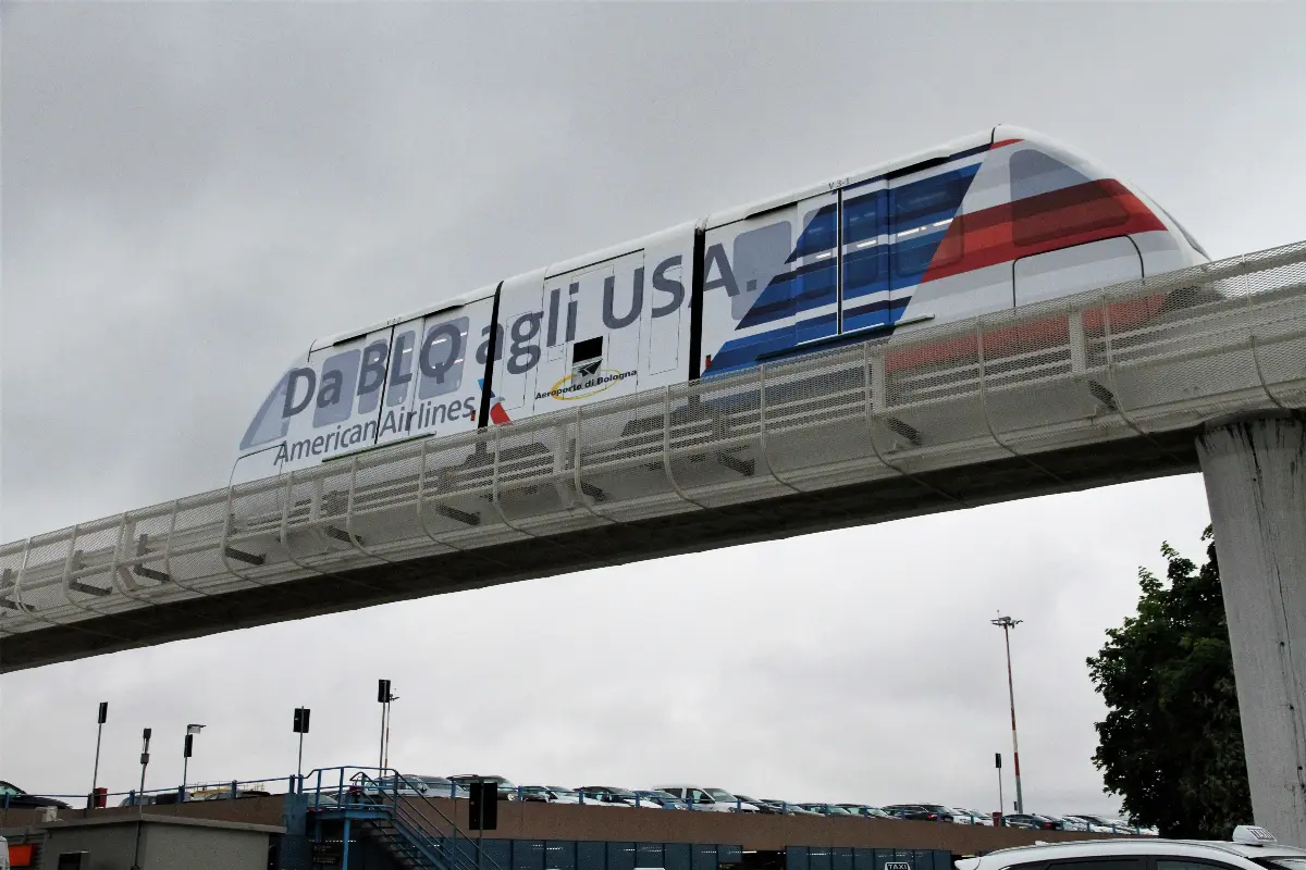 Navetta del People Mover di Bologna personalizzata American Airlines