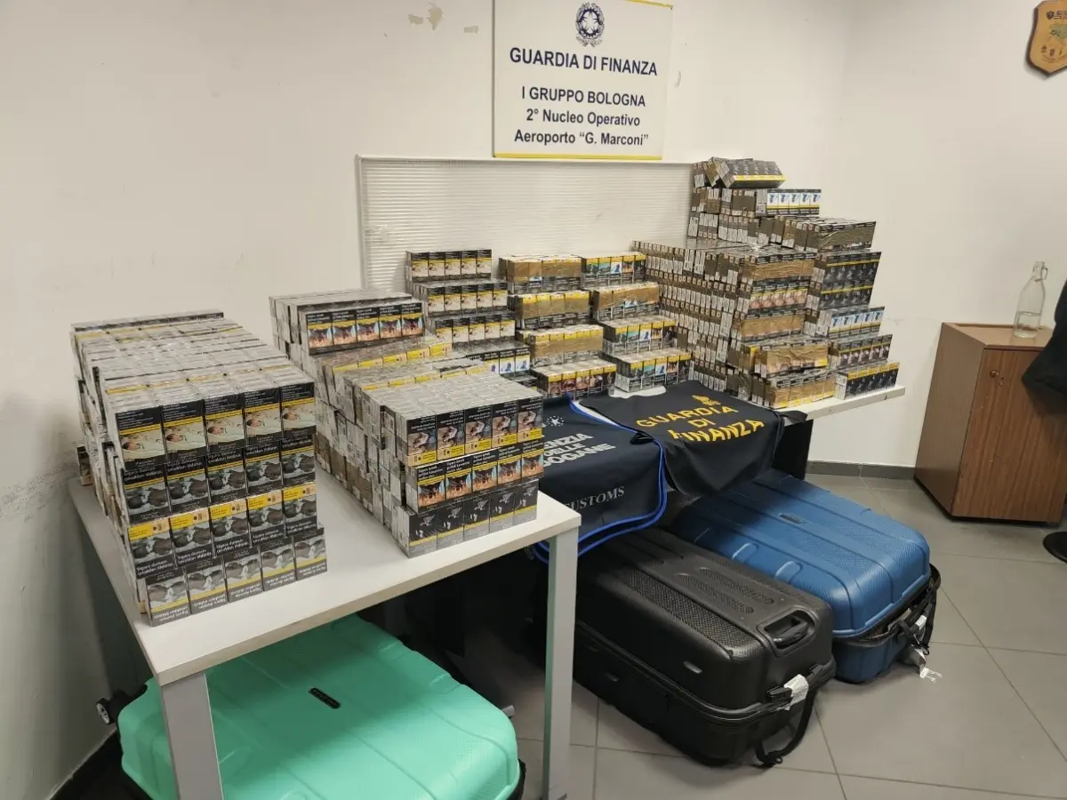 Adm-GdF. Aeroporto Bologna: sequestrati, in due diverse operazioni di servizio, 720 stecche di sigarette pari a 144 kg