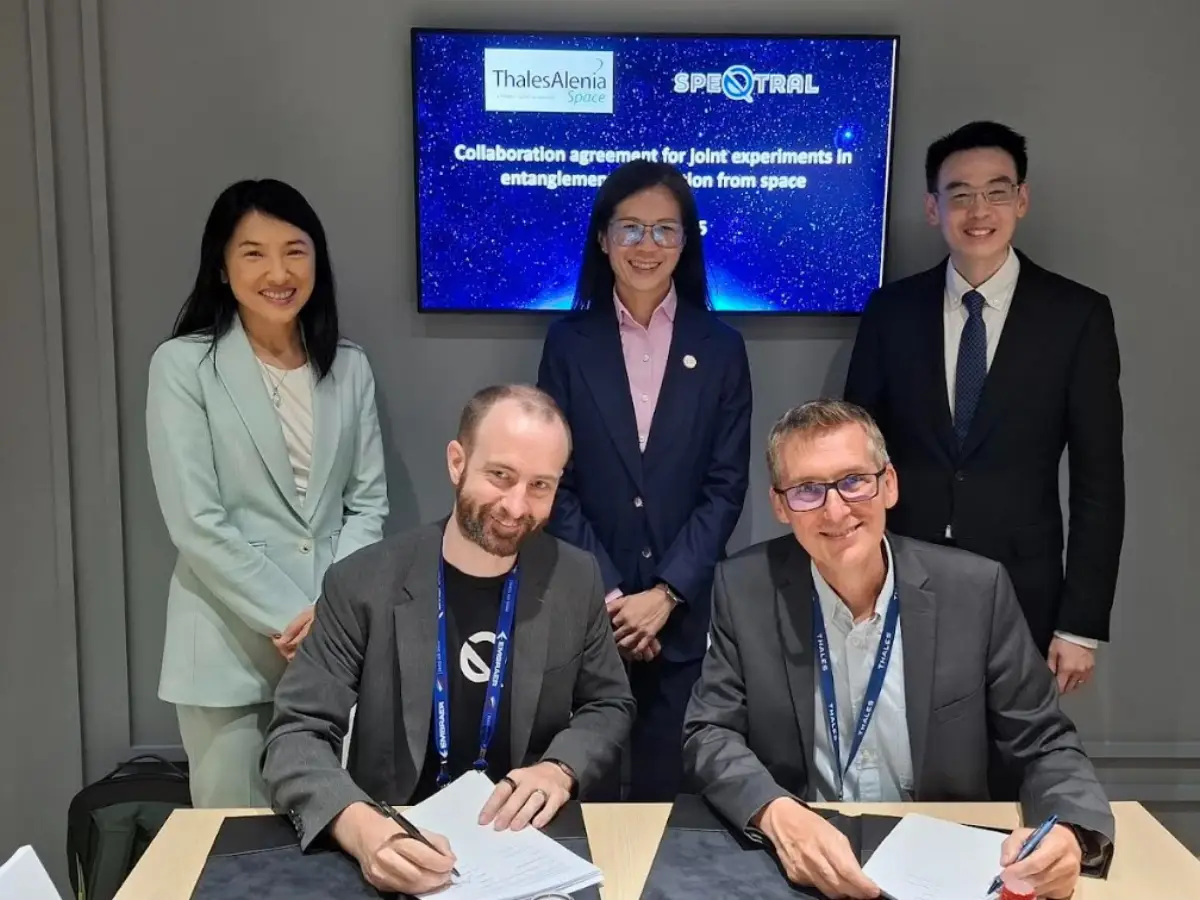 Firma accordo cooperazione tra Thales Alenia Space e SpeQtral nello chalet Tas durante il "Paris Airshow 2025" (16-22 giugno). Da sinistra i firmatari: Robert Bedington, CTO e co-fondatore di SpeQtral e Christophe Valorge, CTO di Thales Alenia Space. Seconda fila : Emily Tan, ceo di Thales Singapore; Cindy Koh, vp esecutivo, consiglio per lo sviluppo economico; Jonathan Hung, direttore esecutivo, ufficio per la tecnologia spaziale e l'industria, Singapore (OSTIn)
