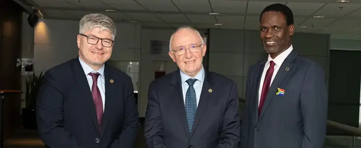 Salvatore Sciacchitano (centre) re-elected as Council President by the Representatives of the ICAO Council, ICAO Secretary General Juan Carlos Salazar (left), and the First Vice-President of the Council and Permanent Representative of South Africa, Levers Mabaso