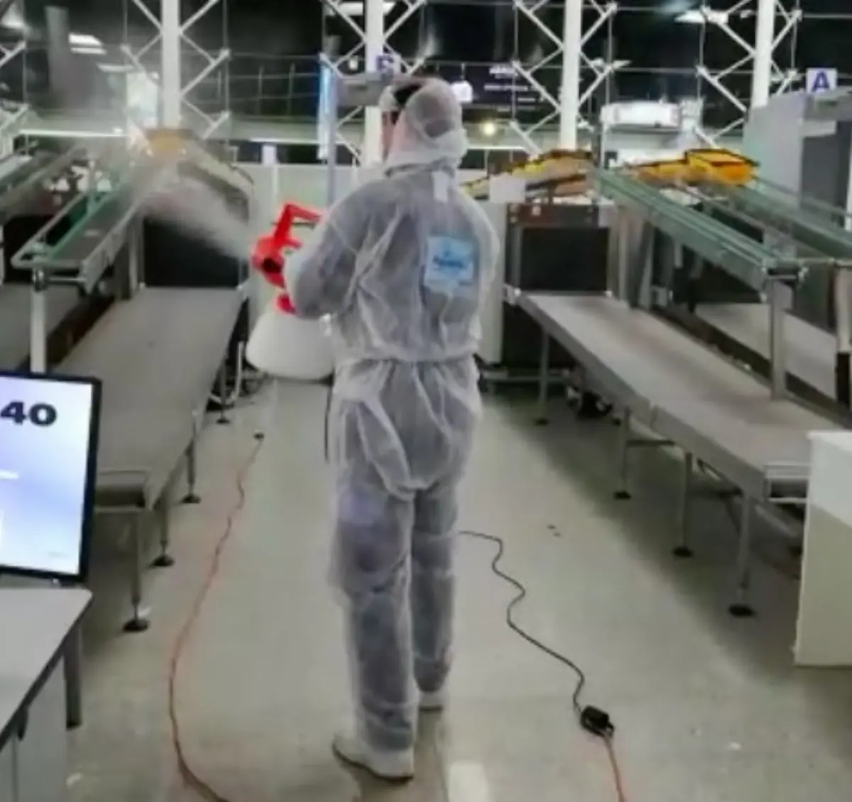 Sanificazione con atomizzatore all'aeroporto di Catania