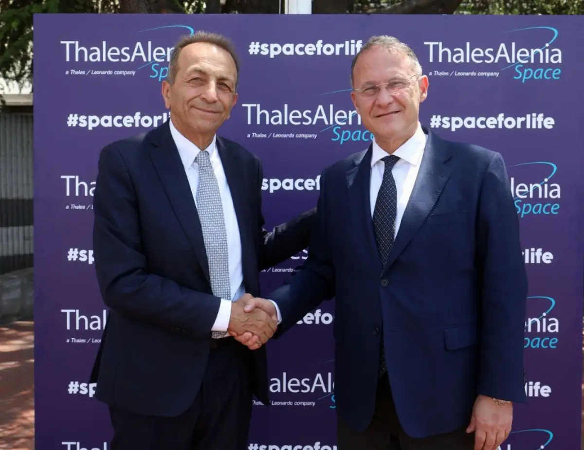 Roma, 4 giugno 2025. Da sinistra: ad di Thales Alenia Space Italia, Giampiero di Paolo, accoglie il viceministro degli Esteri e della cooperazione internazionale, Edmondo Cirielli, durante la sua visita agli stabilimenti