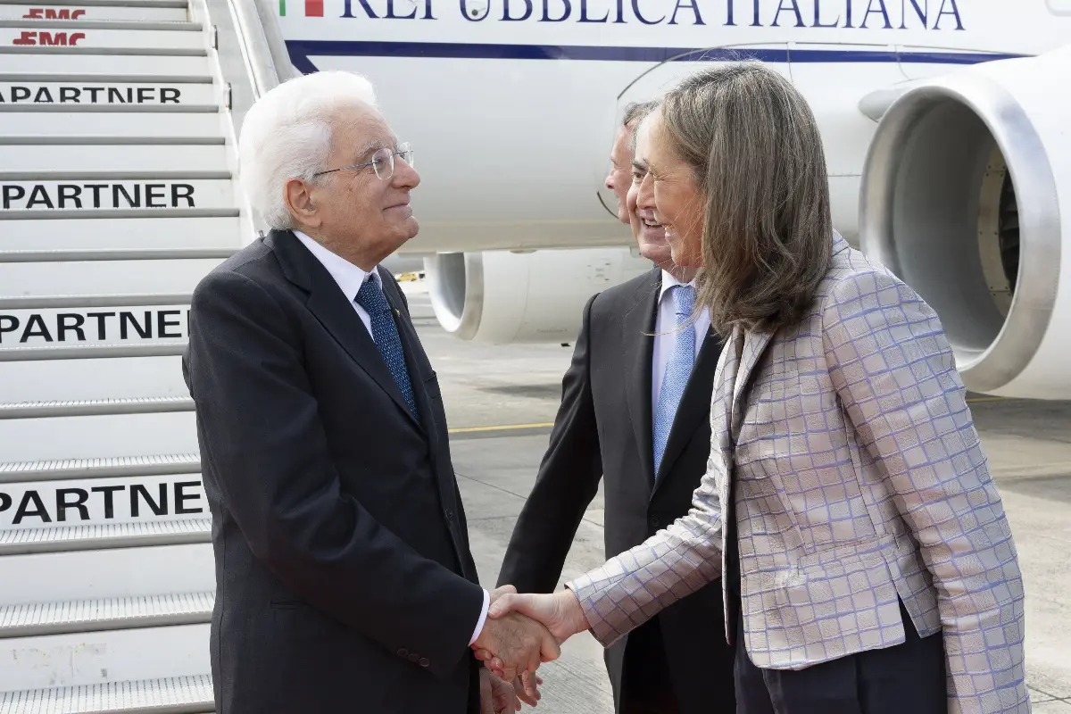 Bruxelles, 20/05/2025 (II mandato) Il presidente della Repubblica Sergio Mattarella accolto dall'ambasciatore d’Italia a Bruxelles, Federica Favi