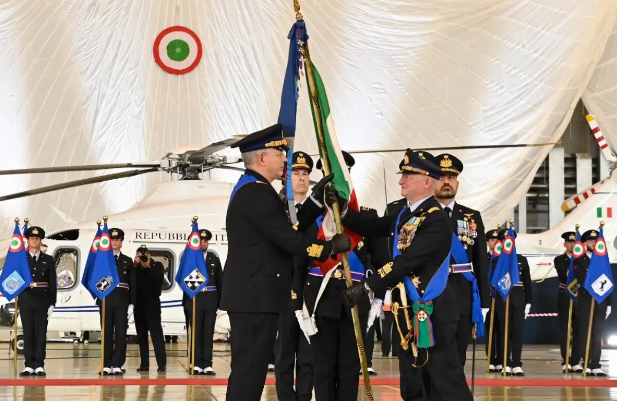 Roma-Ciampino, 15 maggio 2025. Cerimonia di avvicendamento ai vertici AMI tra il generale SA Luca Goretti, capo di Stato Maggiore dell'Aeronautica uscente (a destra) ed il parigrado Antonio Conserva, nuovo capo SMA