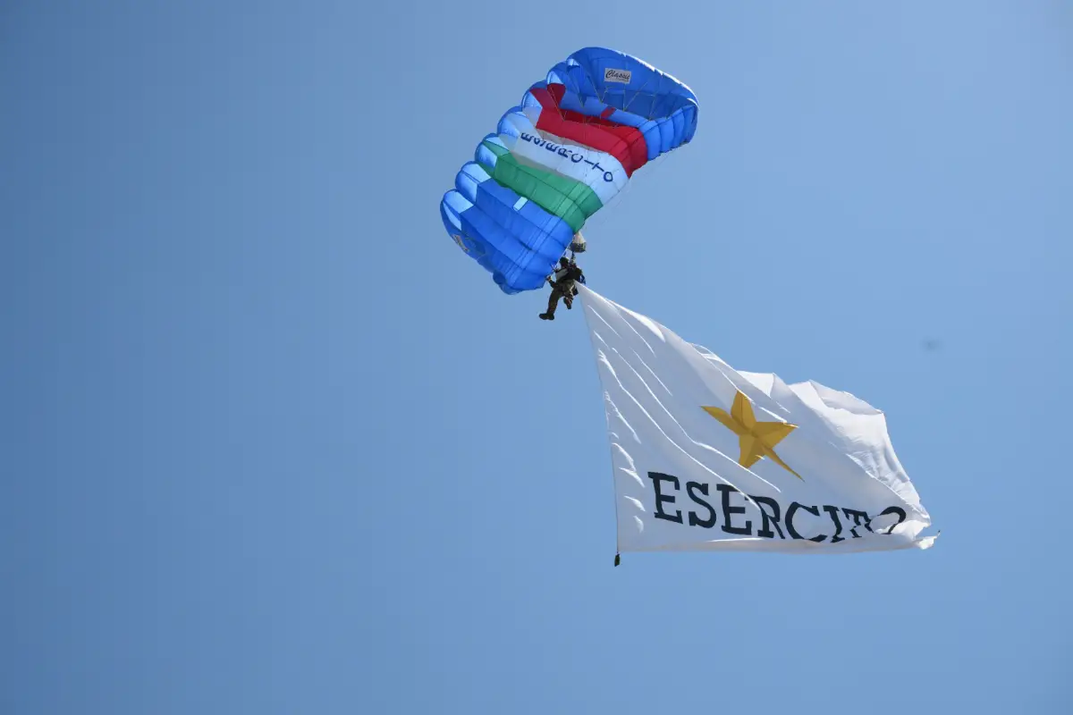 Bari, 2 maggio 2025. 164esimo anniversario della costituzione dell'Esercito italiano, vessillo della Forza armata