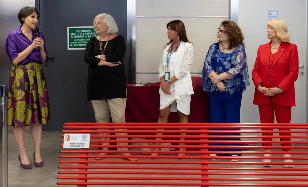 Milano, 23 luglio 2025. Aeroporto di Linate, Sea ha inaugurato due panchine rosse, simbolo del rifiuto della violenza sulle donne, alla presenza di donne delle istituzioni e delle associazioni impegnate a fermarla