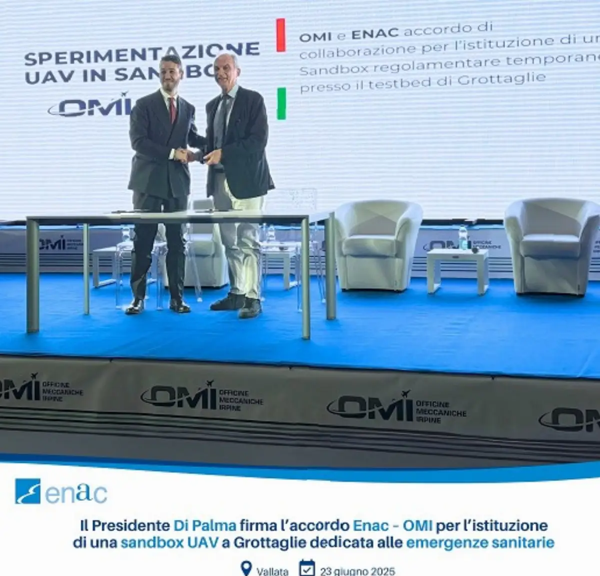 Vallata (Avellino), 23 giugno 2025. Il presidente Enac Pierluigi Di Palma (a destra) e l'ad di Omi, Andrea Villano, hanno firmato l'accordo per l'istituzione di una sandbox regolamentare temporanea presso lo spazioporto di Grottaglie, destinata allo sviluppo di Unmanned Aerial Vehicle (Uav) per le emergenze sanitarie.
