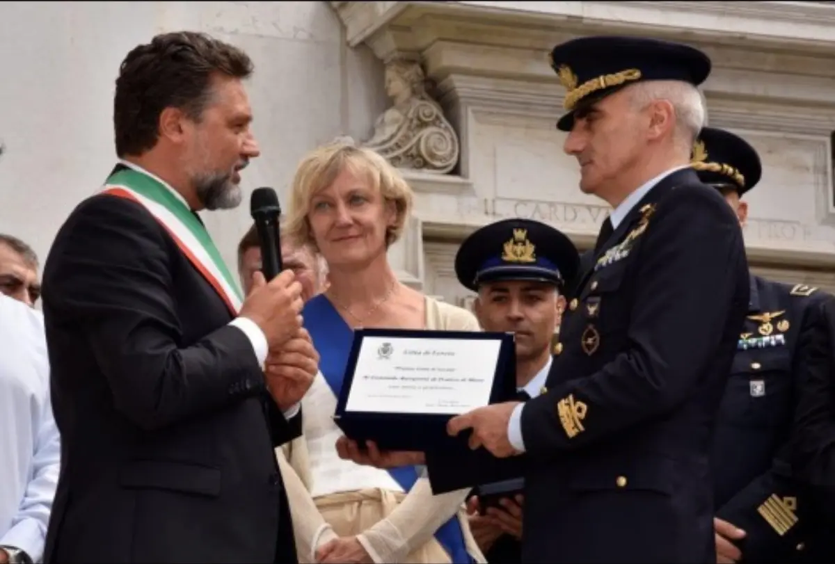 Il sindaco di Loreto, Paolo Niccoletti, consegna la targa "Premio Città di Loreto" conferita al Comando aeroporto di Pratica di Mare (Roma) e ritirata dal generale di BA Roberto Preo