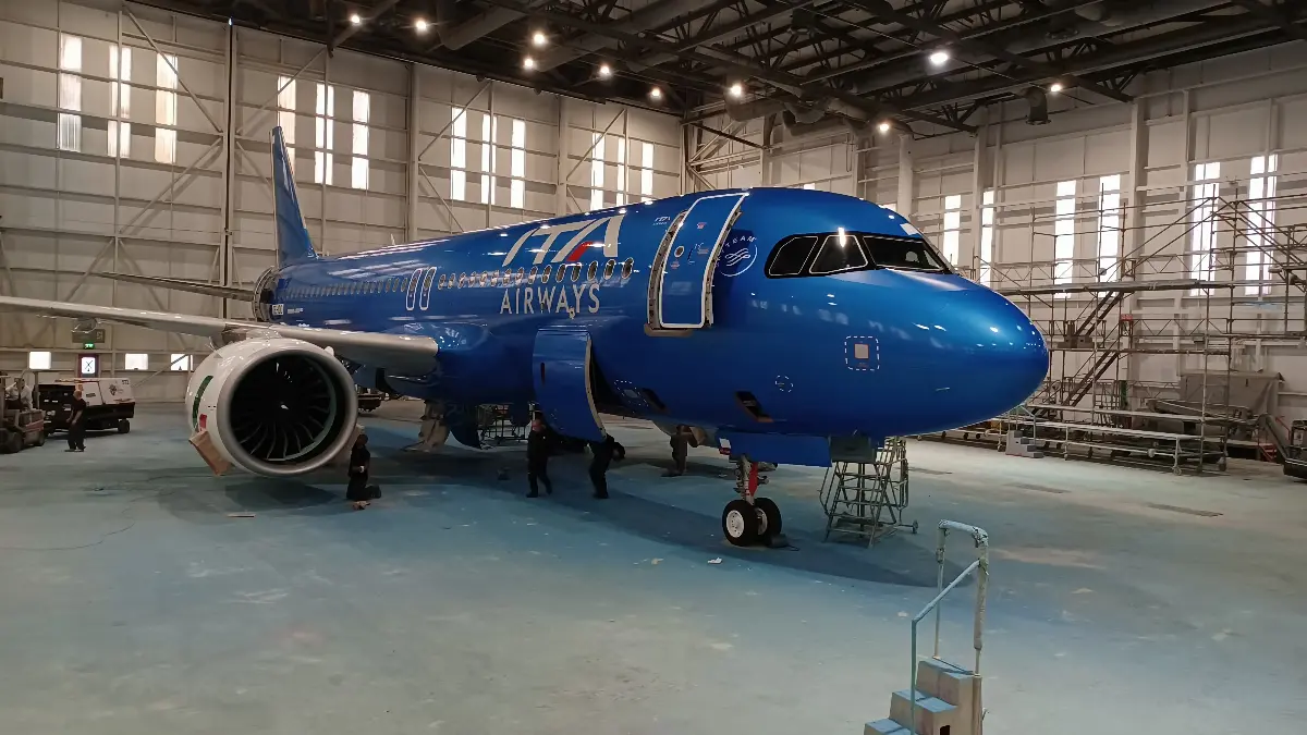 Aereo A-320neo nella livrea azzurra di ITA Airways