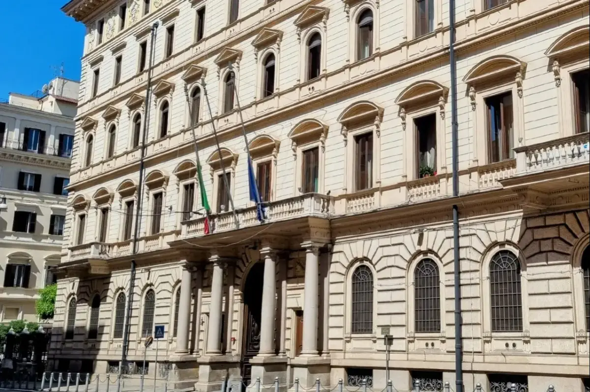 Bandiere a mezz'asta per lutto nazionale sulla facciata del ministero della Difesa