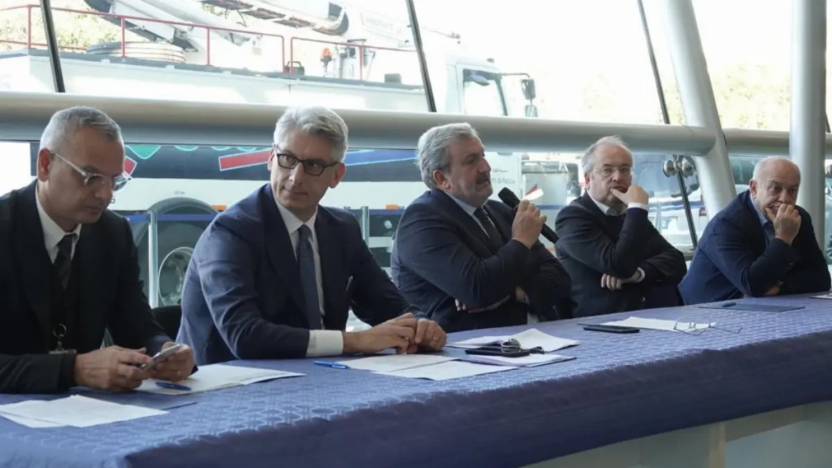 AdP. Da sinistra il dg di AdP; il presidente di AdP Tiziano Onesti; il presidente Regione Puglia Michele Emiliano; il sindaco di Brindisi Riccardo Rossi e l’assessore regionale ai Trasporti Gianni Giannini