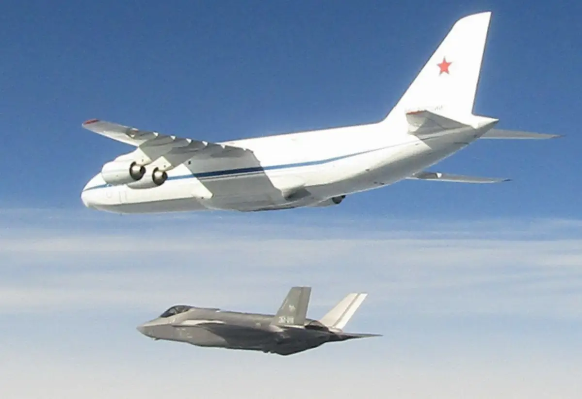Un aereo F-35 e il velivolo russo intercettato (28 agosto 2025)