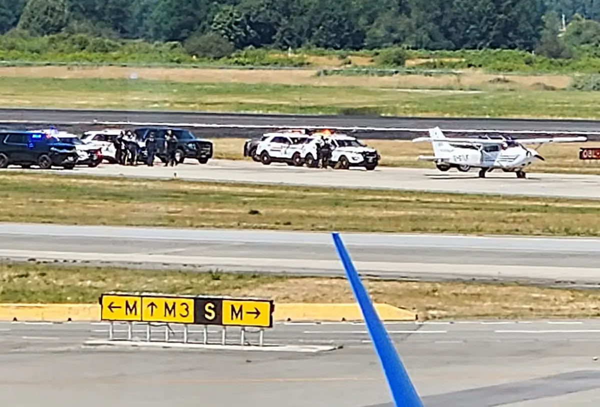 Aeroporto di Vancouver: massiccia la presenza di forze di polizia all'atterraggio di un Cessna 172S Skyhawk rubato a Victoria. Il presunto ladro viene arrestato, l'aereo trainato, la pista sgomberata