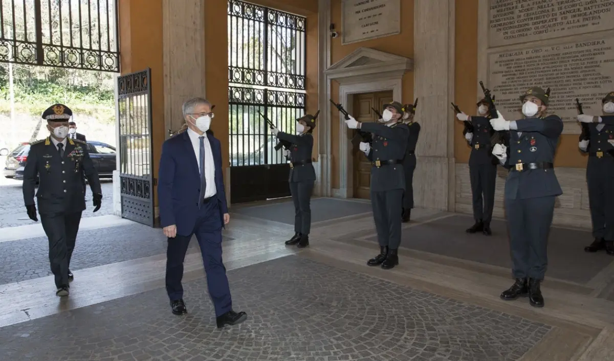 Il ministro dell’Economia e delle finanze, Daniele Franco, visita il Comando generale della Guardia di Finanza il 9 aprile 2021 a Roma