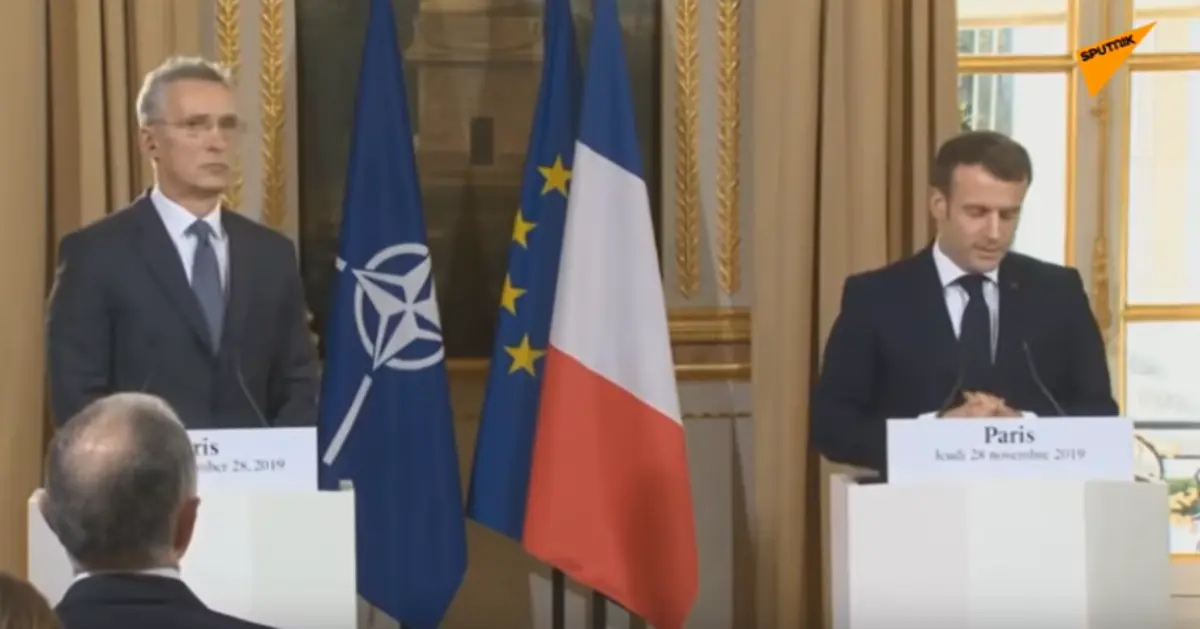 Emmanuel Macron con il segretario generale della Nato Jens Stoltenberg
