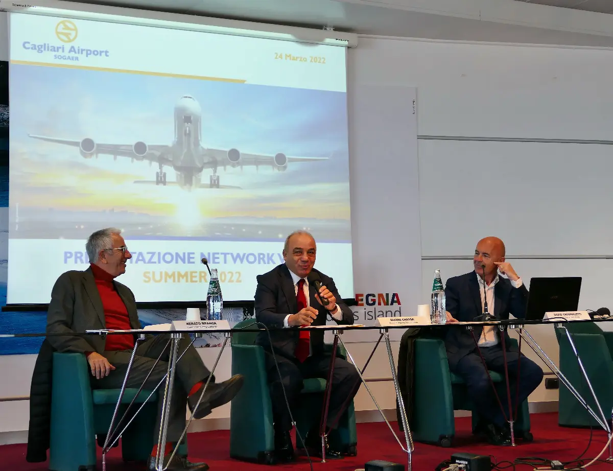 Aeroporto di Cagliari: tavolo dei relatori (ad Sogaer, Renato Branca; assessore Regionale al turismo, Gianni Chessa, direttore commerciale Sogaer, David Crognaletti) per la presentazione stagione estiva 2022