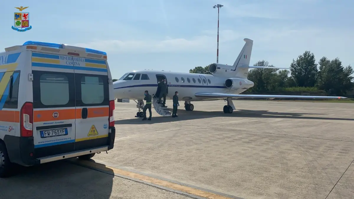 Aereo Falcon AMI ed autoambulanza utilizzati per trasporto sanitario urgente