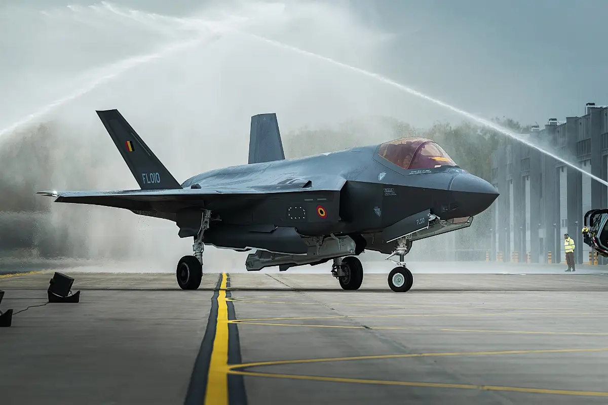L'arrivo di un esemplare dei primi quattro aerei caccia F-35 Lightning II che entreranno in forze presso la Difesa belga, salutato dai cannoni d'acqua presso la base aerea di Florennes, Belgio, il 13 ottobre 2025
