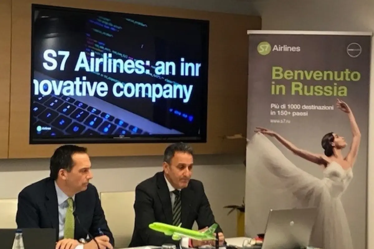 Conferenza-stampa S7 Airlines svoltasi a Verona il 6 febbraio 2020: da sinistra Camillo Bozzolo, direttore commerciale Aviation Gruppo Save e Marzio Scamolla, S7 Group Country Manager Italy