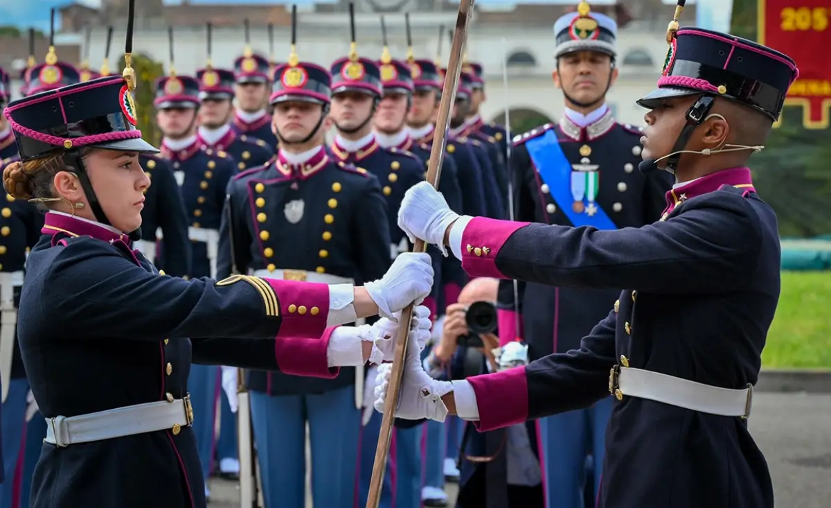 Modena, 23 maggio 2025: cerimonia di passaggio della “Stecca accademica” tra gli allievi del 205esimo corso “Fierezza” dell'Accademia militare e del 206esimo corso “Dignità”
