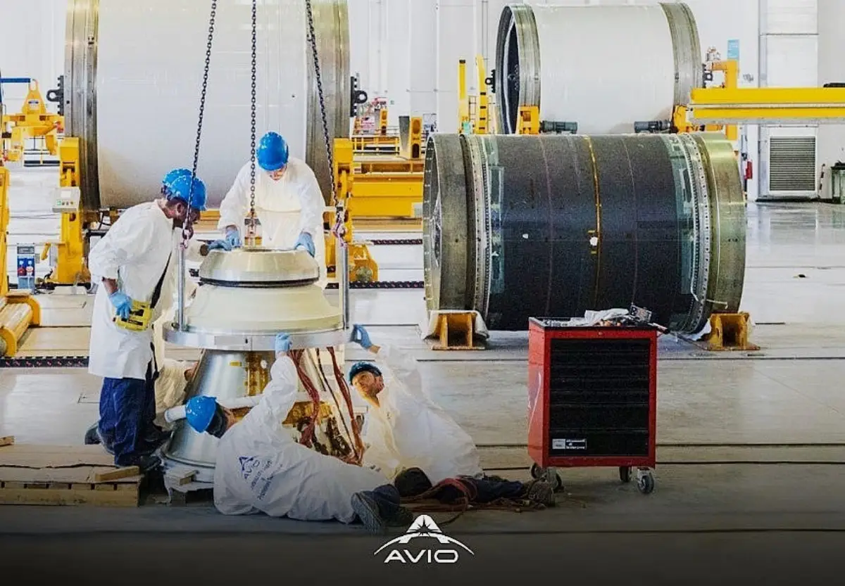 Tecnici al lavoro sull'ugello di Zefiro 9 nell'impianto Avio di Colleferro (Roma). Foto d'archivio
