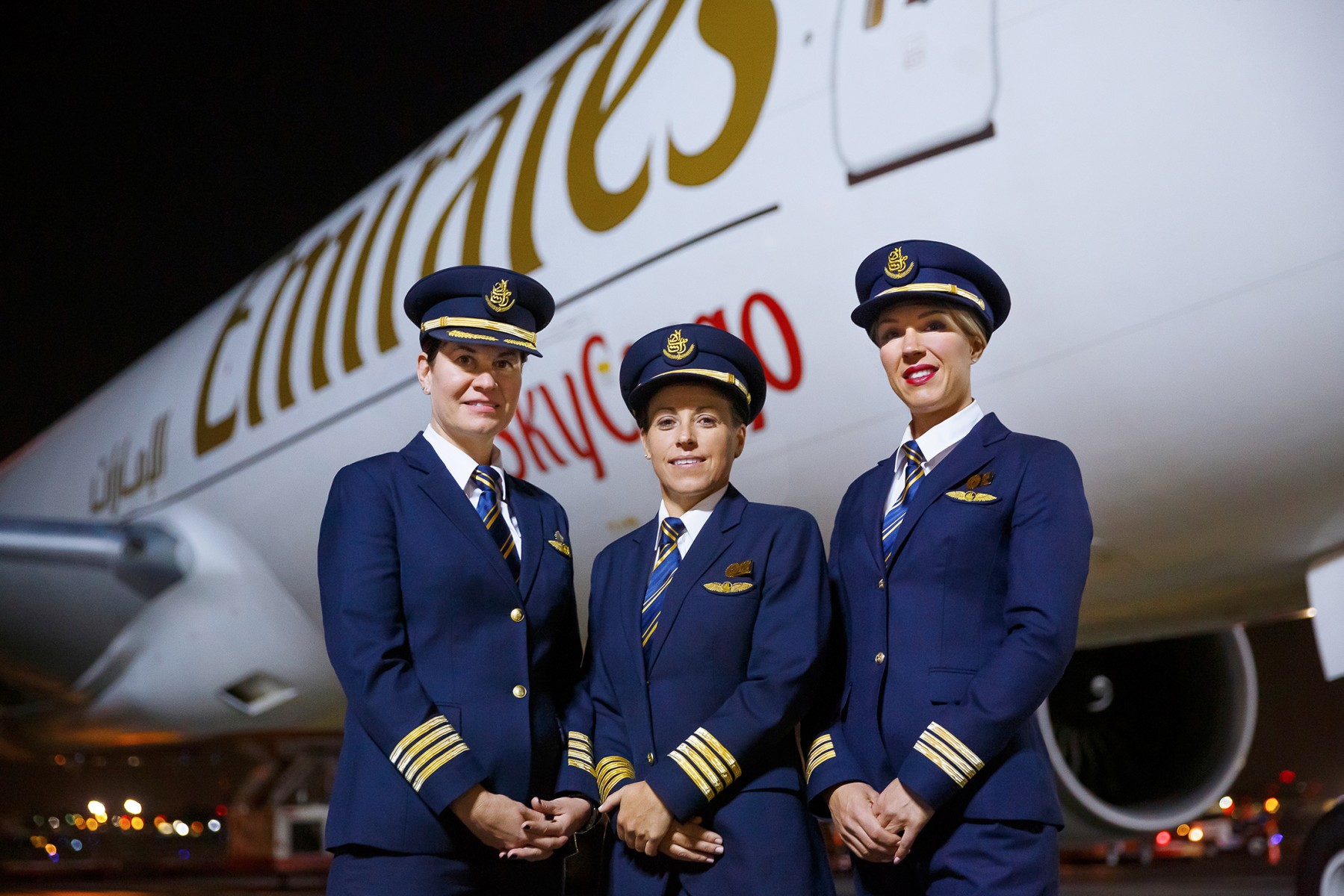 Da sinistra: i comandanti Heather Wolf (Canada), Ellen Roz (Usa) e primo ufficiale Heidi McDiarmid (Australia) sugli aerei cargo di Emirates